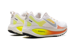 Vomero 18 WMNS"Phantom Light Wild Mango Volt" HM6804 002